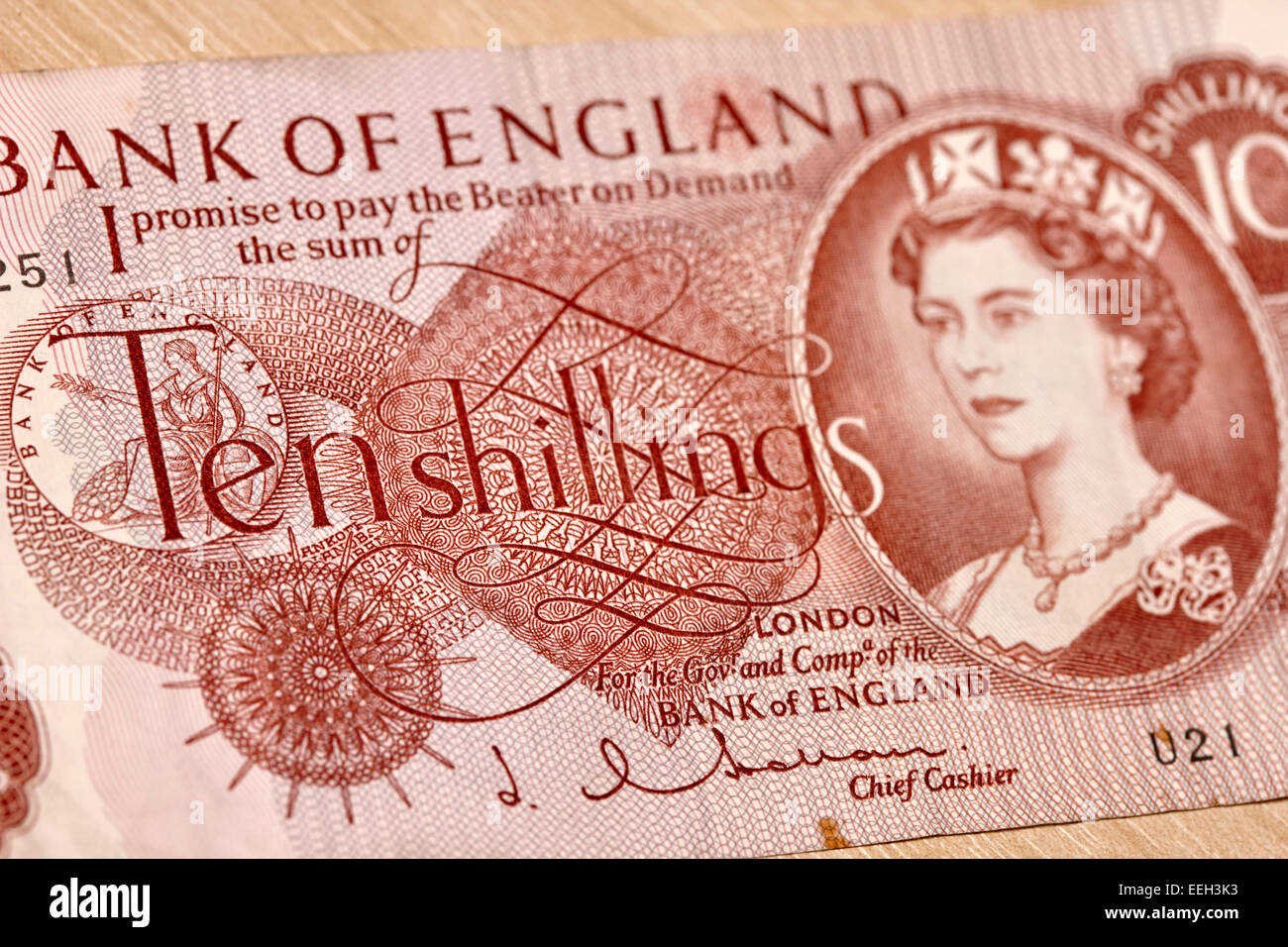 j Q Hollom Königin Elisabeth die zweite auf Pre Dezimal zehn Schilling Hinweis der Bank of england Stockfoto