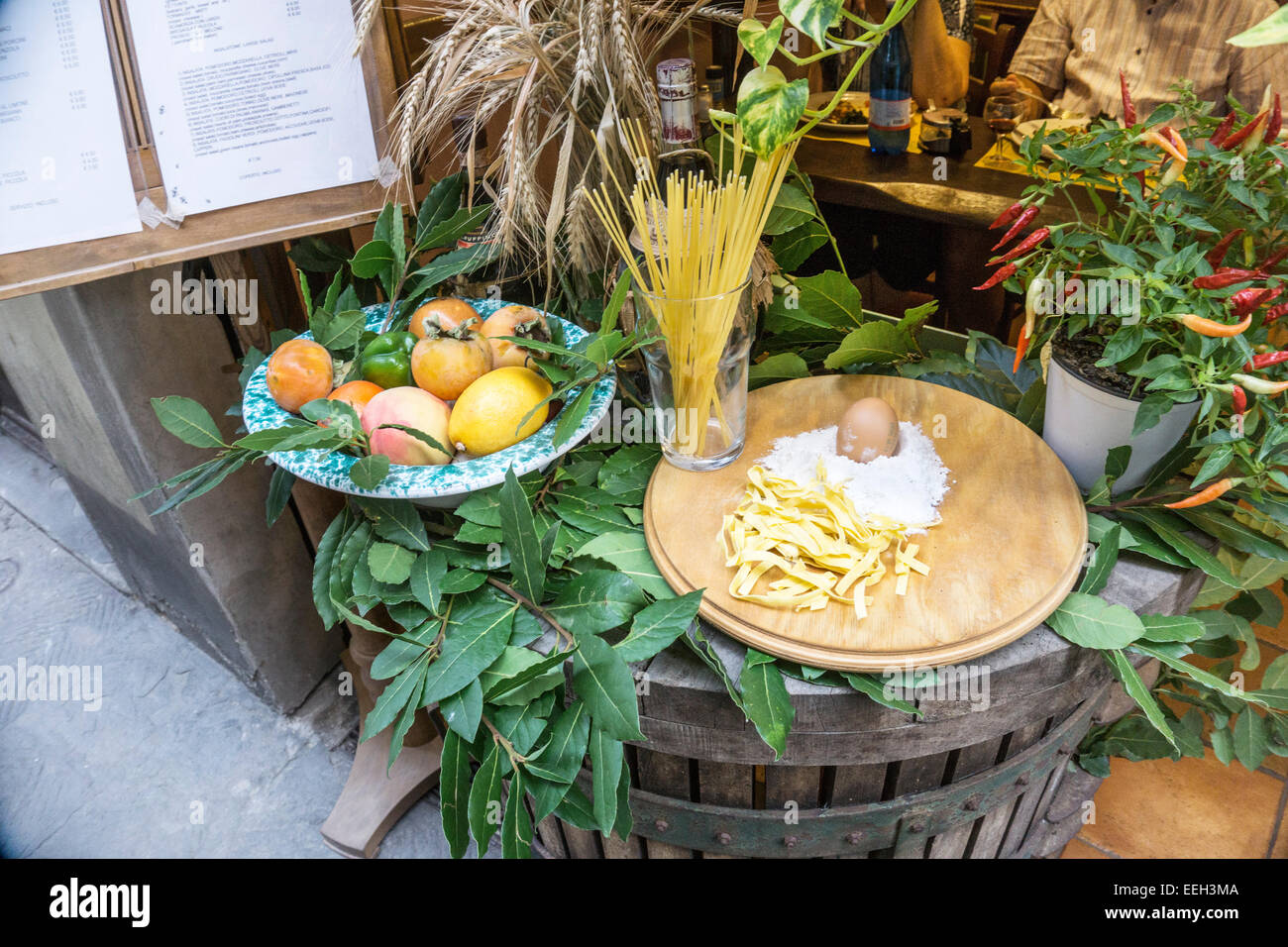 schöne Darstellung der Nudeln Ei Reis Obstbau Paprika & anderen frischen Zutaten vor dem informellen Restaurant trattoria Stockfoto
