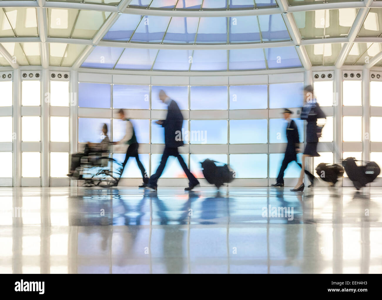 Vereinigte Terminal Fußgängertunnel am Chicago O' Hare International Airport. Behinderte, Rollstuhl-Flug Flugbegleiter zu Fuß Stockfoto