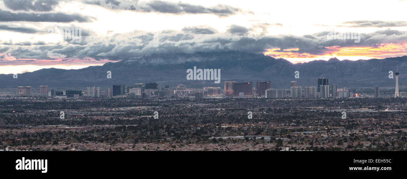 Las Vegas Nevada - Dezember 13: Berühmten Las Vegas Strip bei Sonnenuntergang. Der Streifen ist ca. 4 Meilen lang. 13. Dezember 2014 in Las Vega Stockfoto