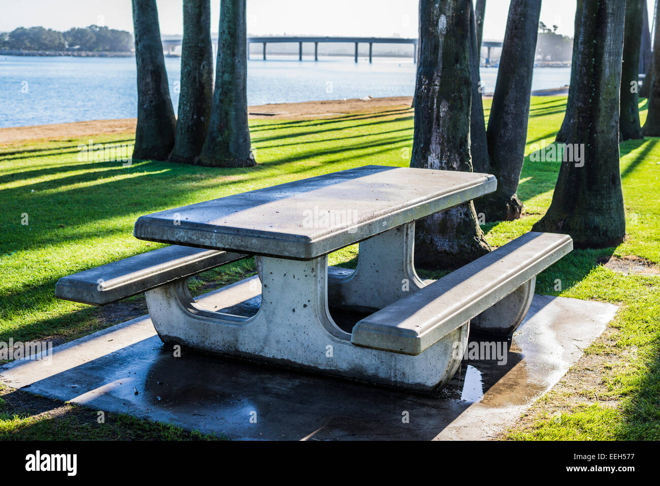 Konkrete öffentliche Bank und Tisch. Mission Bay Park, San Diego, California, Vereinigte Staaten von Amerika. Stockfoto