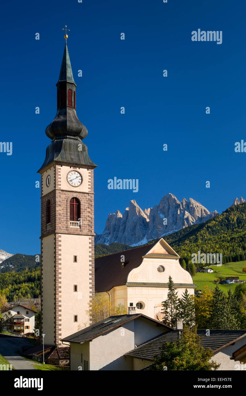 Herbstliche Ansicht der Kirche von Sant Jakob mit den Dolomiten über San Pietro, Trentino-Alto-Adige, Italien Stockfoto