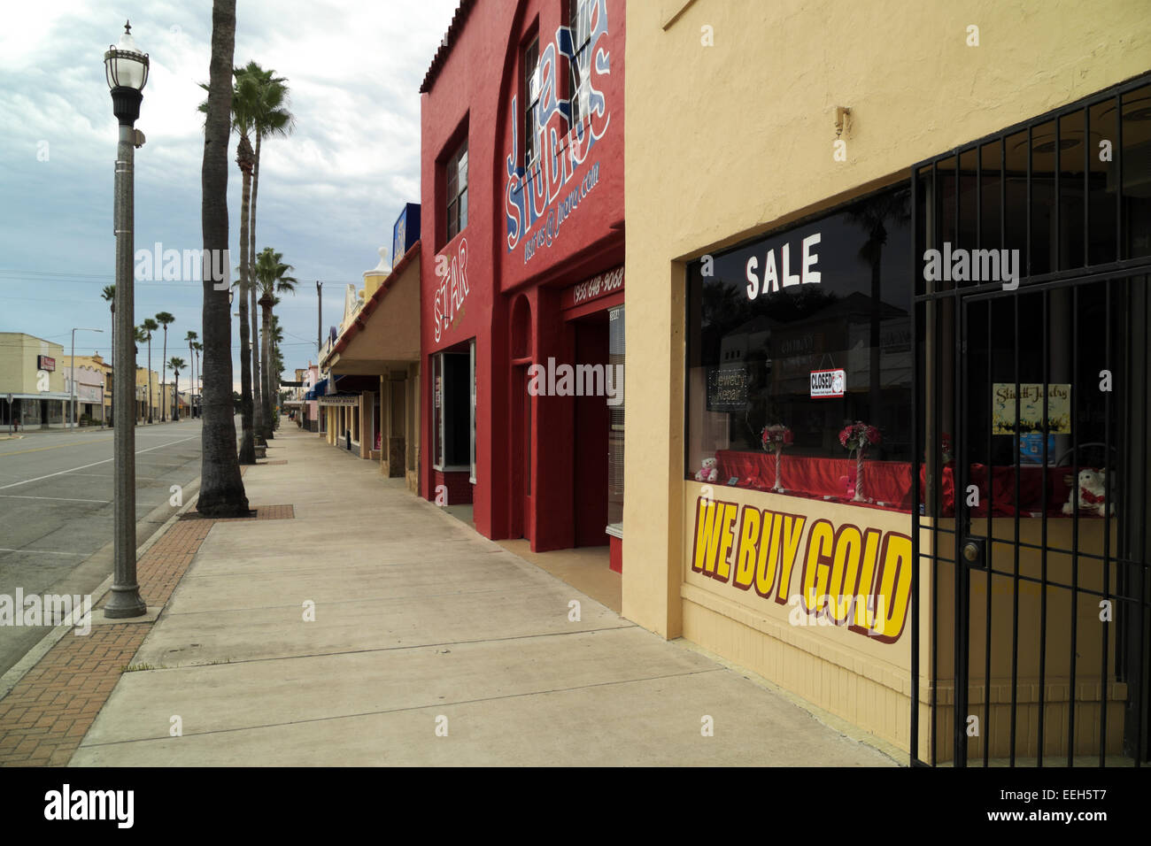 Die Innenstadt von Weslaco, Texas auf einem bewölkt, bewölkt, grauen Sonntag Morgen, wenn die meisten Läden und Geschäfte geschlossen sind. Stockfoto