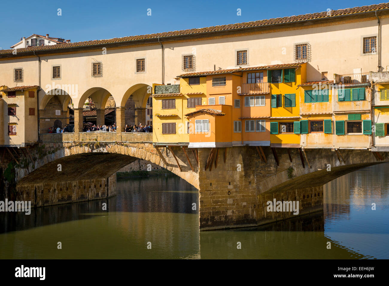 Ponte Vecchio überqueren des Flusses Arno, Florenz, Toskana, Italien Stockfoto