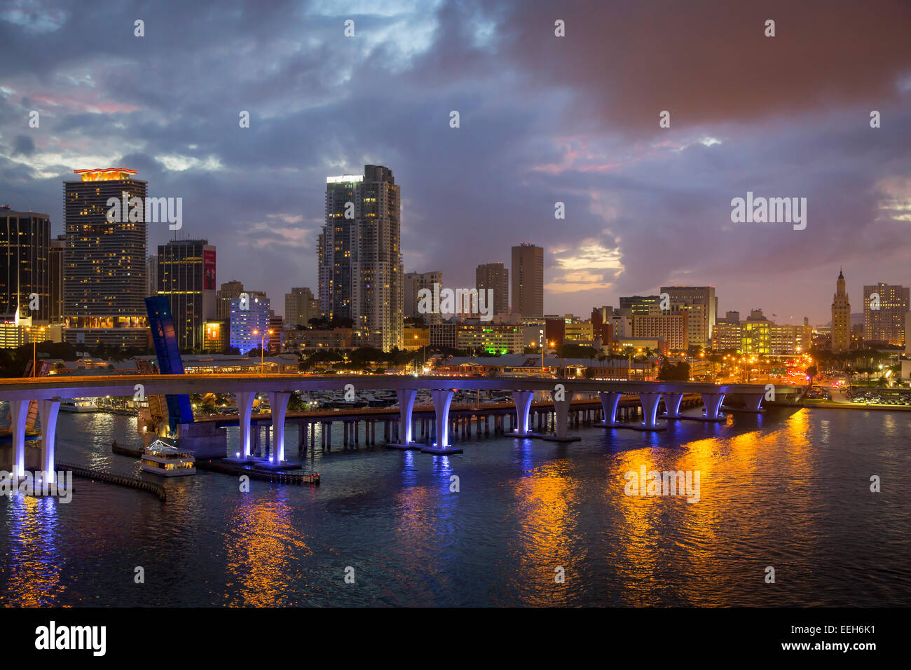 Dämmerung über den Hafen und die Gebäude von Miami, Florida, Vereinigte Staaten Stockfoto