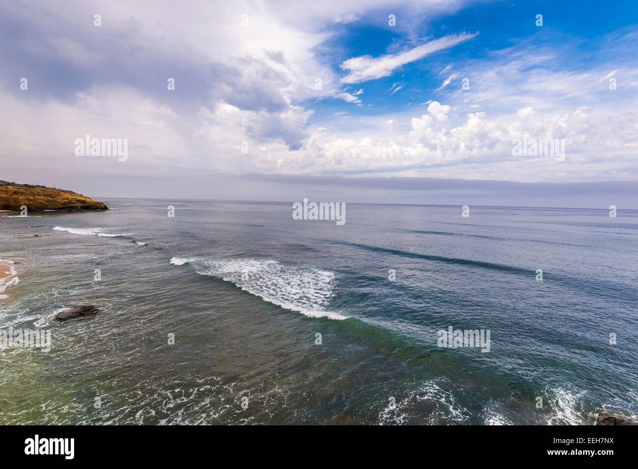 Blick auf den Pazifischen Ozean an einem bewölkten Sommermorgen. San Diego, California, Vereinigte Staaten von Amerika. Stockfoto