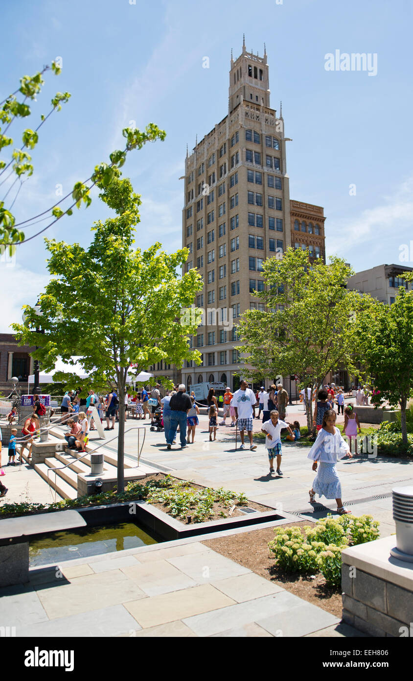 Viele Menschen im Pack Square Park in der Innenstadt von Asheville NC an einem hellen Sommertag Stockfoto
