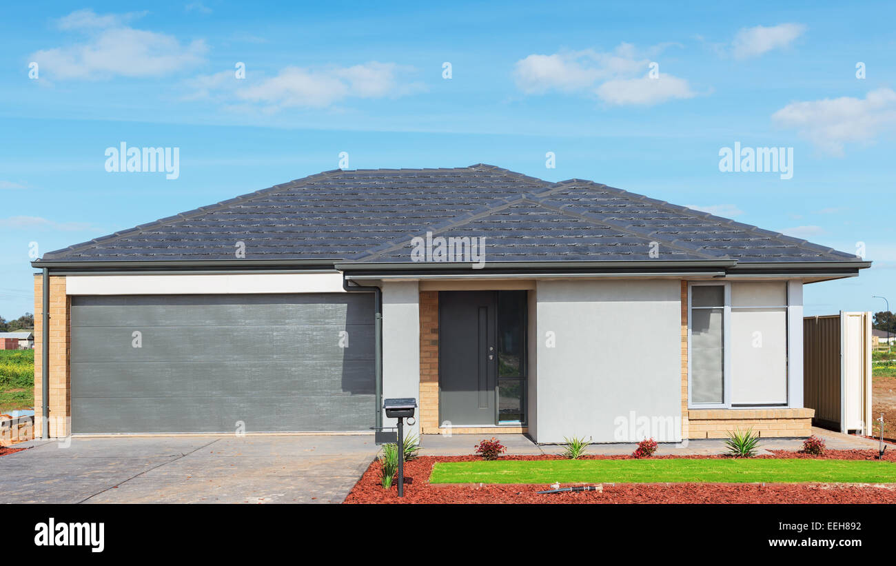 Typische Fassade ein neues modernes Vorstadthaus Stockfoto