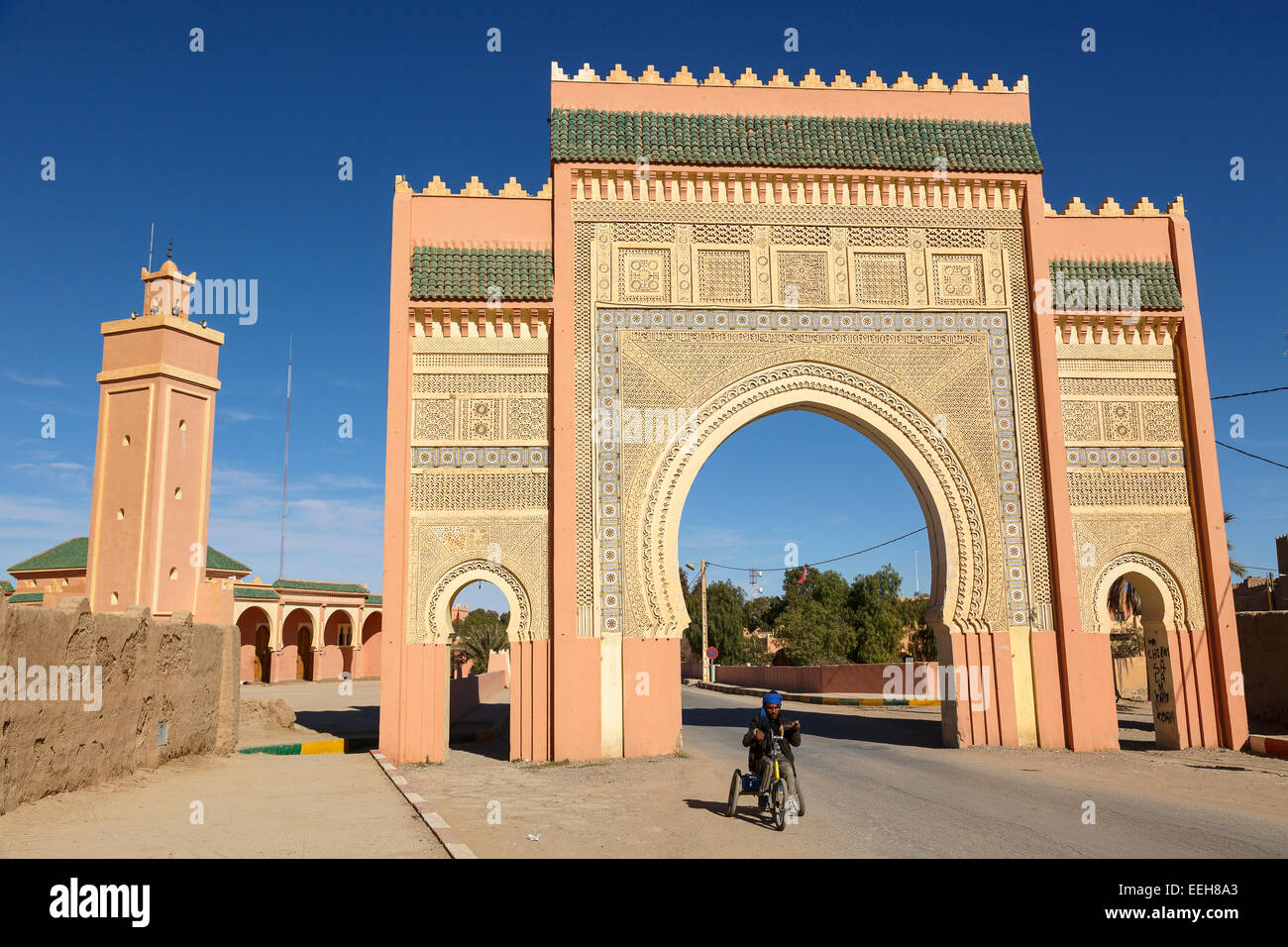 Moderne orientalische Stadttor von Rissani mit Minarett. Rissani. Marokko. Nordafrika. Afrika Stockfoto