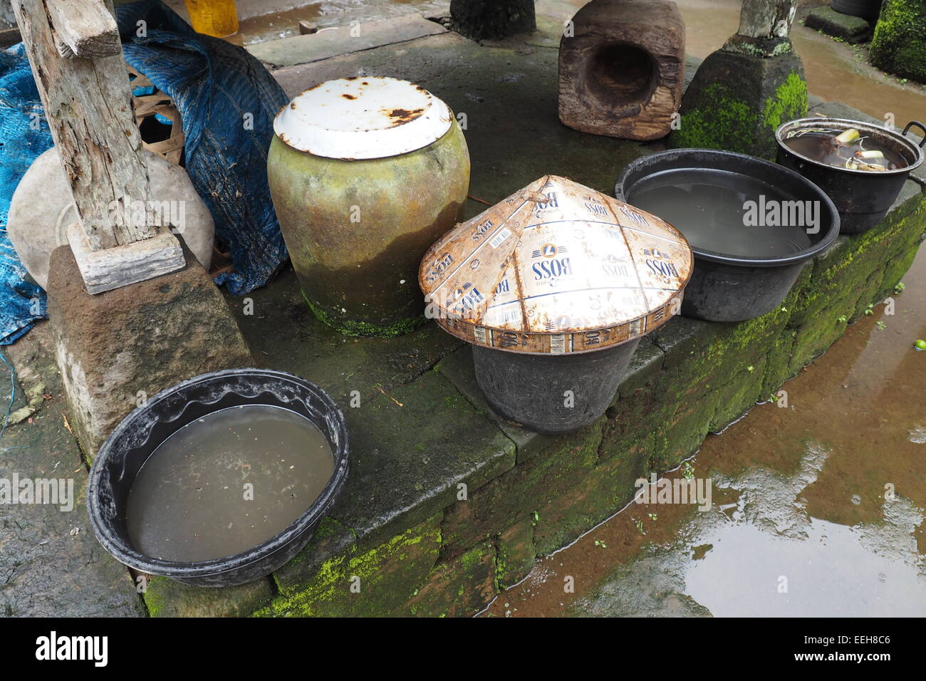 Kochen, Pfannen und Töpfe mit Wasser in einem Lebensmittel-Vorbereitungsbereich in ein Haus in Bali. Stockfoto