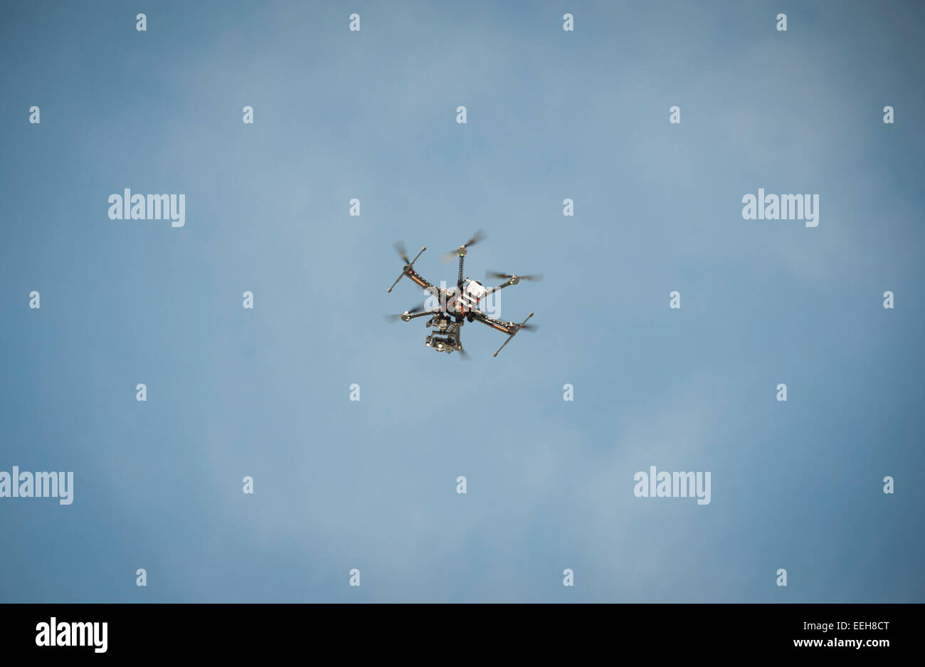 Eine zivile Unmanned Aerial Vehicle (UAV) / Multikopter-Drohne zur Luftüberwachung fliegt in der Luft Stockfoto