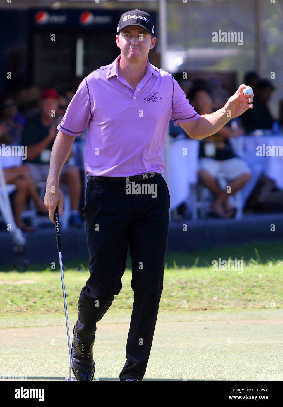 Honolulu, Hawaii. 18. Januar 2015. Jimmy Walker erkennt die Masse auf das 9. Loch in der Finalrunde der 2015 Sony Open In Hawaii im Waialae Country Club in Honolulu, HI. Bildnachweis: Cal Sport Media/Alamy Live-Nachrichten Stockfoto