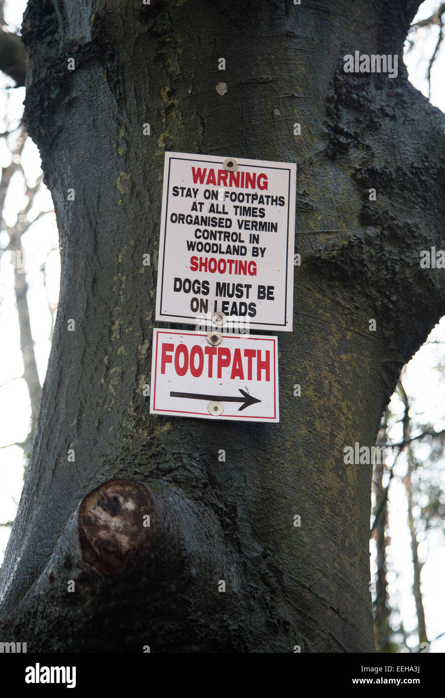 Heger Schilder Warnung an Bäumen von Federwild auf dem Lande auf einem Winterspaziergang auf North Wales gesehen Stockfoto