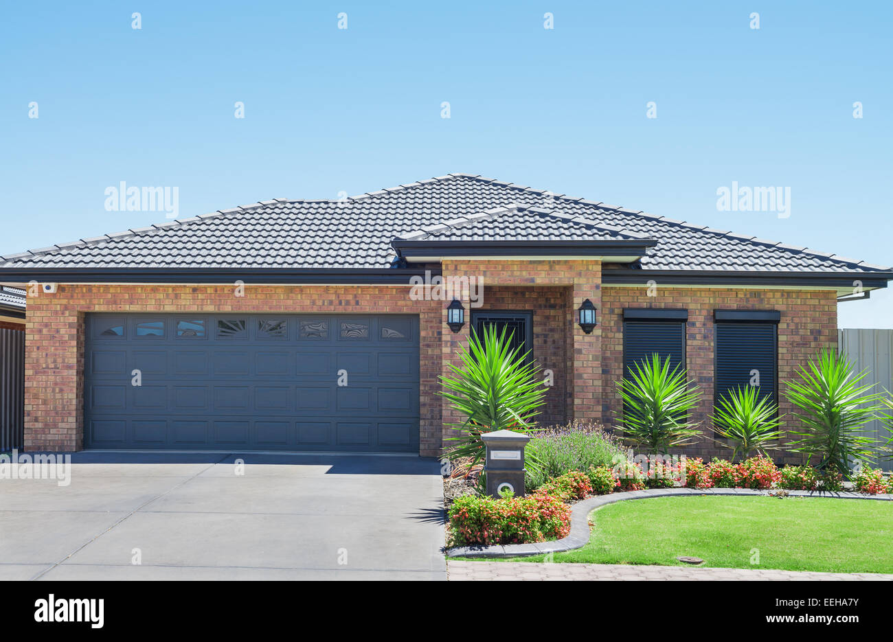 Typische Fassade ein modernes Vorstadthaus Stockfoto