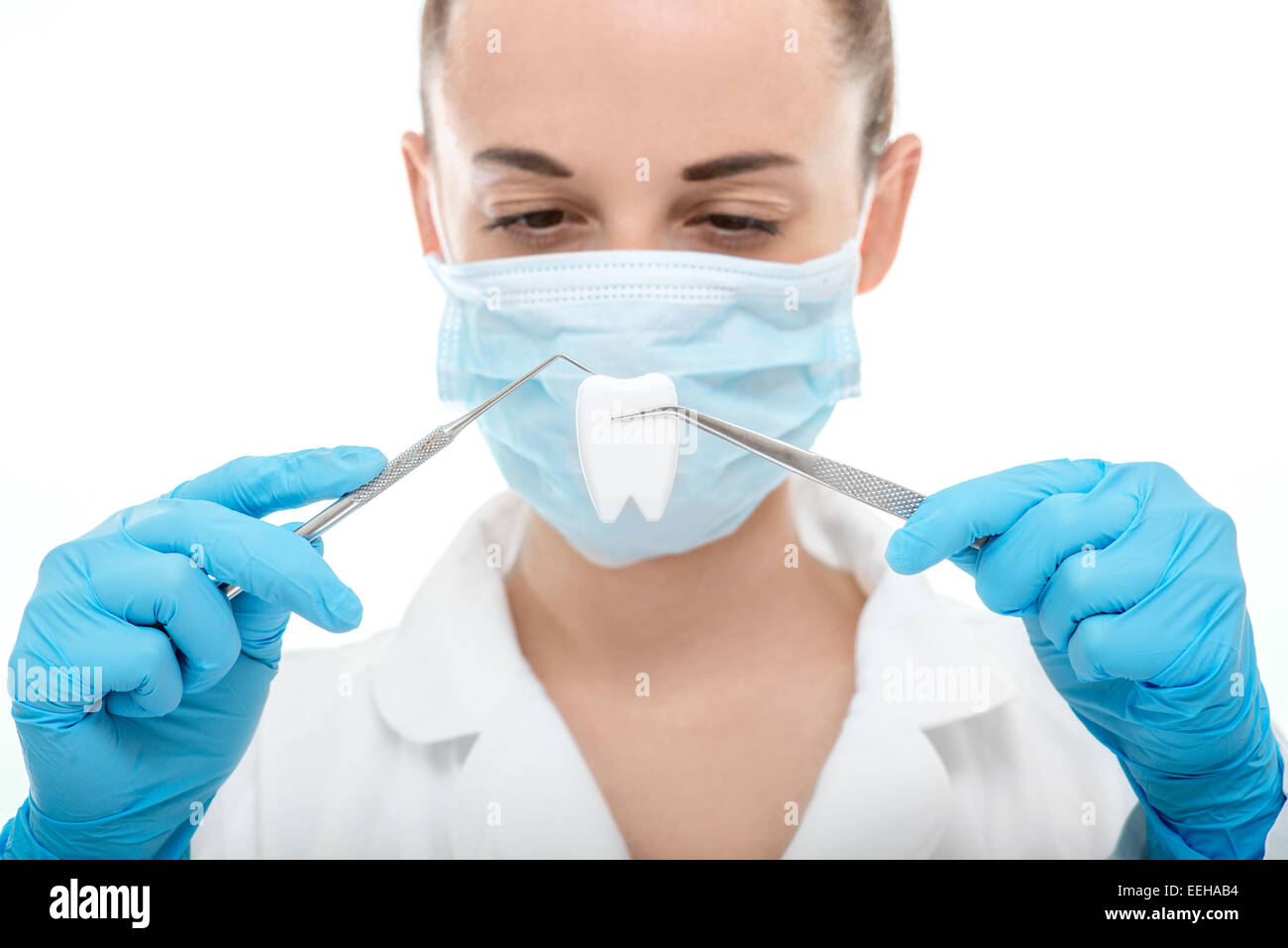 Junge Frau Zahnarzt Zahn isoliert auf weißem Hintergrund in Betrieb Stockfoto