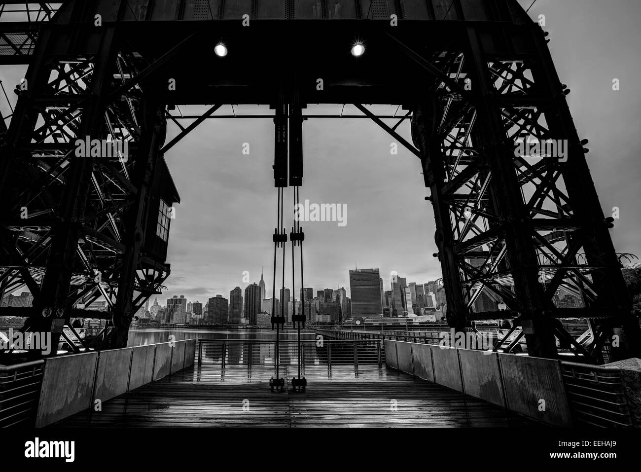 Manhattan New York bewölkt Skyline vom East River Schleusen Struktur USA Stockfoto