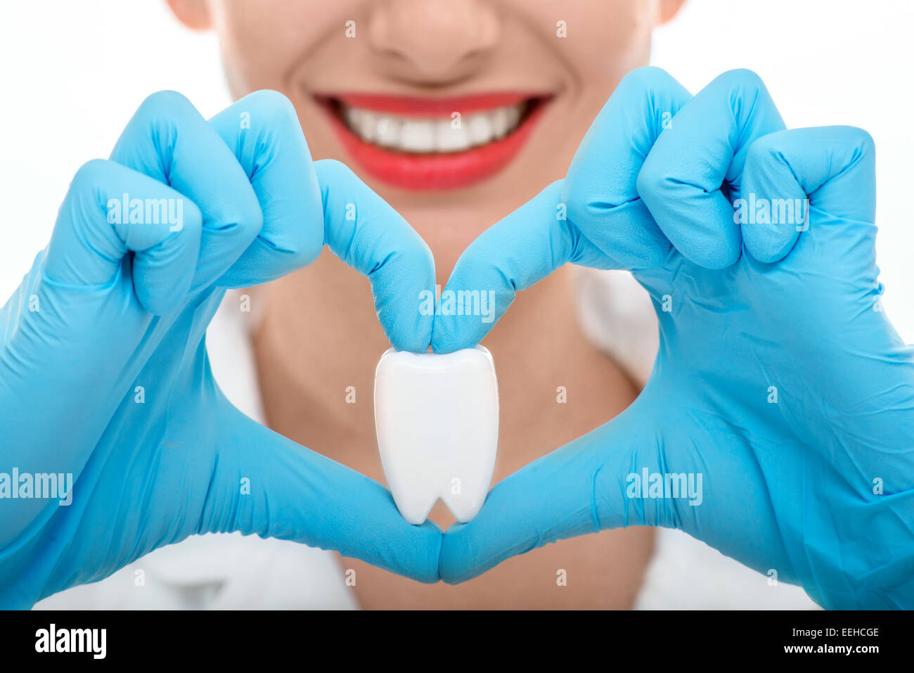 Enge Porträt der jungen Frau Zahnarzt mit gesunden breites Lächeln mit Zahnersatz auf weißem Hintergrund Stockfoto
