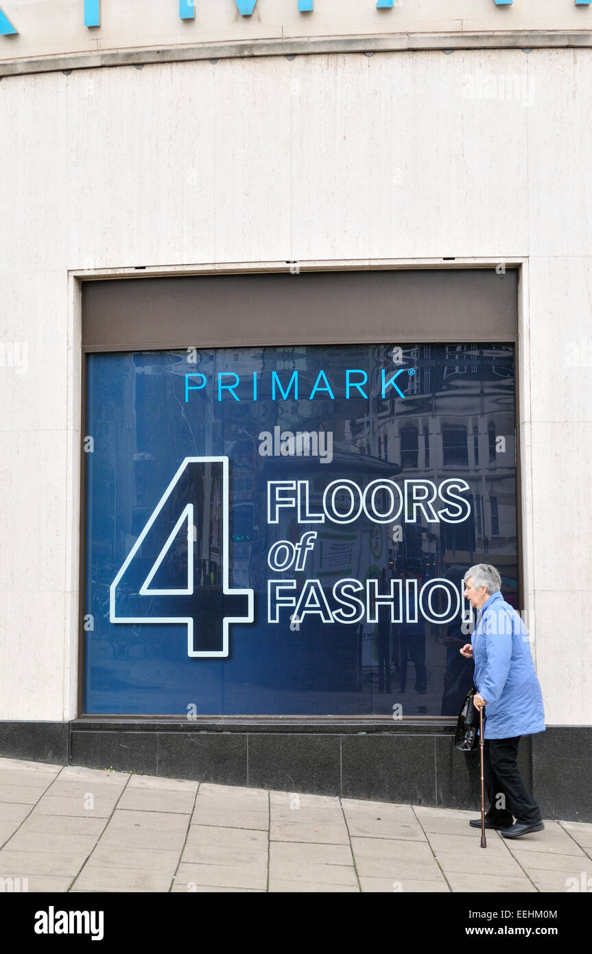 Primark speichern und unterzeichnen, Broadmead Bristol, UK mit älteren Frau vorbeigehen Stockfoto