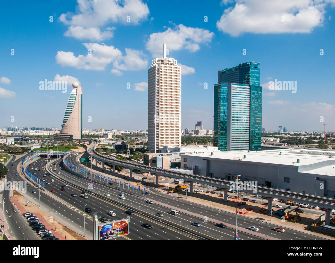 Moderne Architektur Stadtbild: Blick entlang der Sheikh Zayed Road, Dubai World Trade Centre und Ghweifat International Highway, Dubai und Etisalat Tower 2 Stockfoto