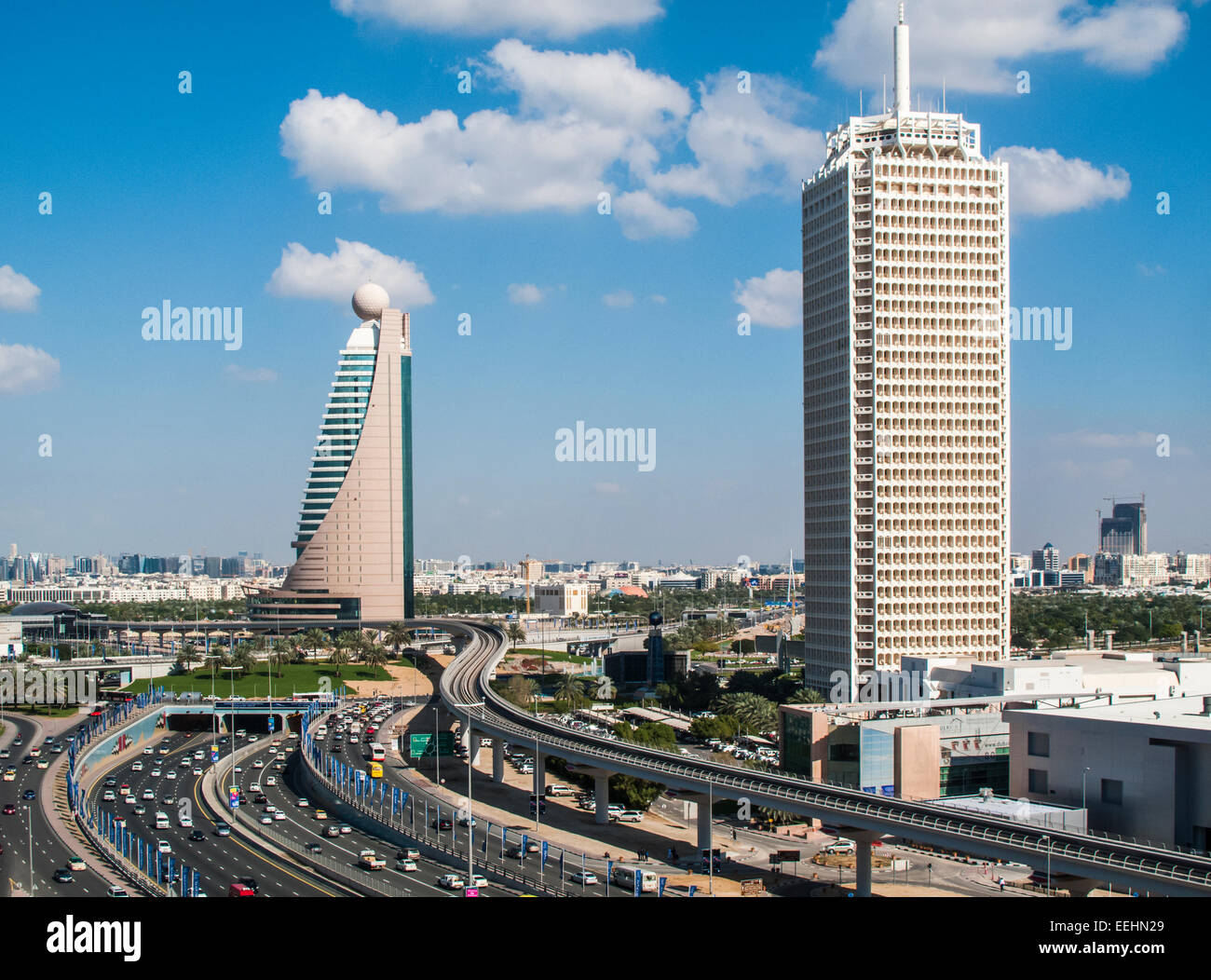 Blick entlang der Sheikh Zayed Road und dem internationalen Ghweifat Highway, Dubai, mit iconic Etisalat Tower 2 und dem Dubai World Trade Center Wolkenkratzer Stockfoto