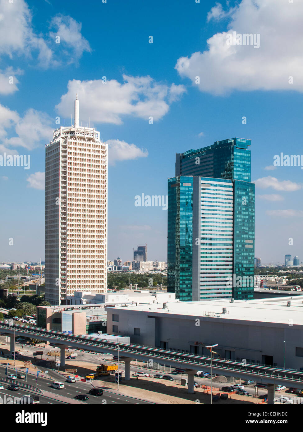 Moderne Gebäude Stadtbild: Blick auf den Dubai World Trade Centre, Dubai, Vereinigte Arabische Emirate in den Ghweifat internationalen Autobahn und erhöhten u-Bahn-Linie Stockfoto