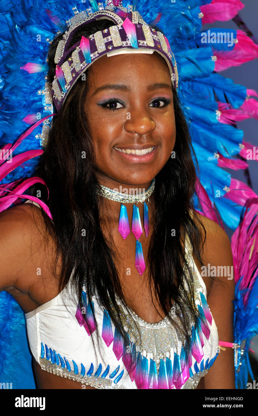 Trinidadischen Frau im Karnevalskostüm auf Trinidad Stand im ExCel London World Travel Mart (WTM) Ausstellung November 2014 Stockfoto