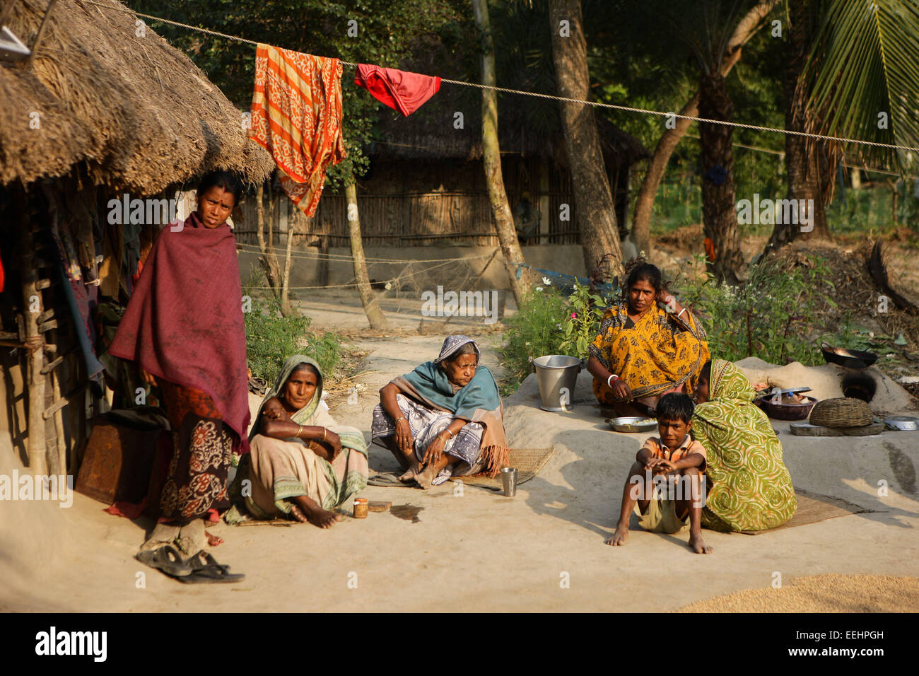 (150119)--Kalkutta, 19. Januar 2015 (Xinhua)--Dorfbewohner sitzen in einem Hof in einem Dorf im Bereich Sunderbans im Ganges-Delta in West Bengalen, Indien, 17. Januar 2015. Das Ganges Dreieck ist ein Flussdelta in der südasiatischen Region von Bengal, bestehend aus Bangladesch und der Bundesstaat West Bengal, Indien. Es ist die weltweit größte Delta. Als UNESCO-Weltkulturerbe schützt die Sunderbans Gebiet von Indien viele Mangrovenwald und Tiere. Lokalen Bevölkerung leben von Fischfang, Landwirtschaft und verwenden die Fähren pendeln. Viele Dörfer verwenden Solarenergie aufgrund des Fehlens von normalen Stromversorgung. (Xinhua/Zh Stockfoto