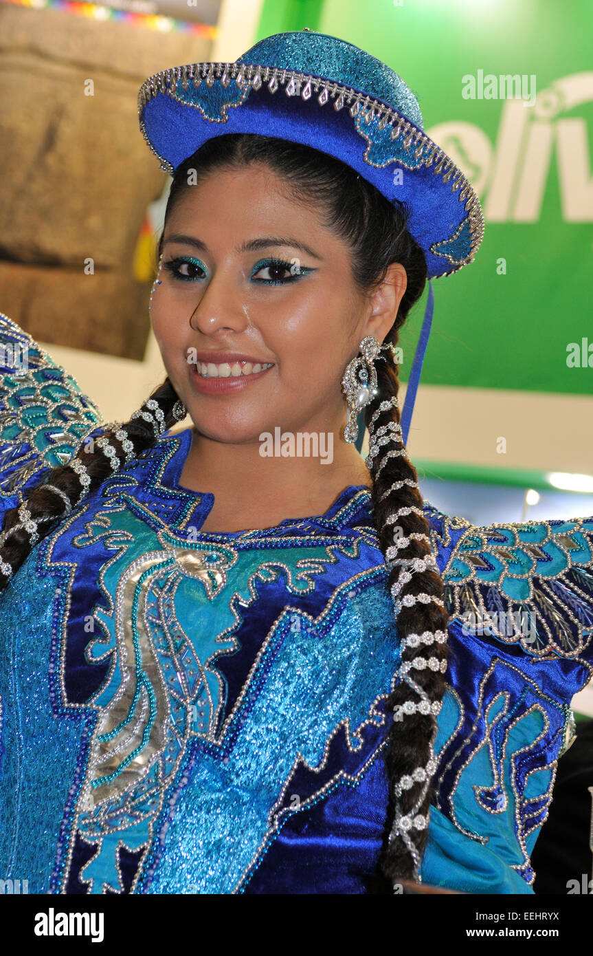 Junge attraktive bolivianischen Frau im ExCel London World Travel Mart (WTM) November 2014 für die Bolivien Stockfoto