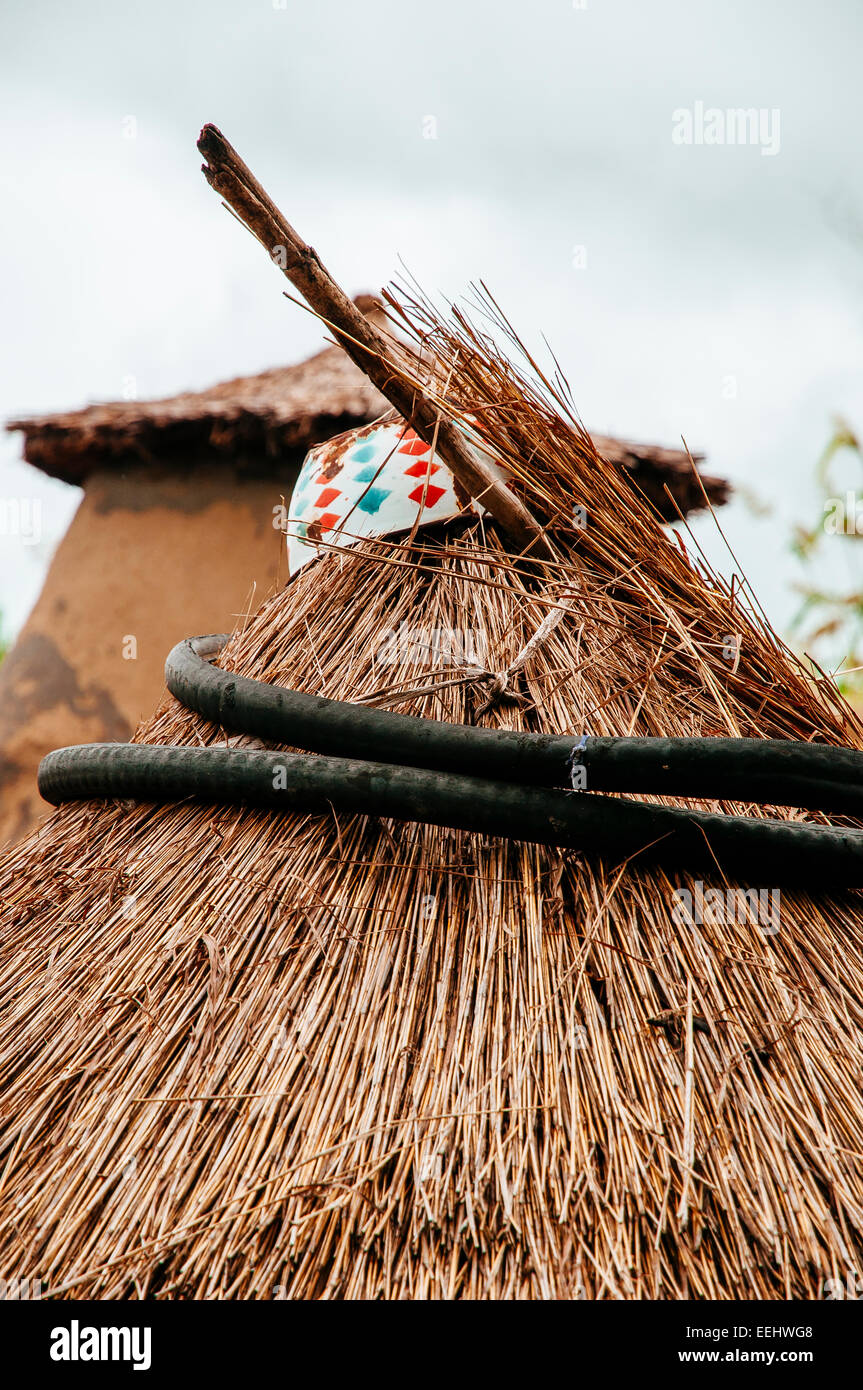 Reetdach in einem Haus eines Dorfes der Kassena, Ghana. Stockfoto