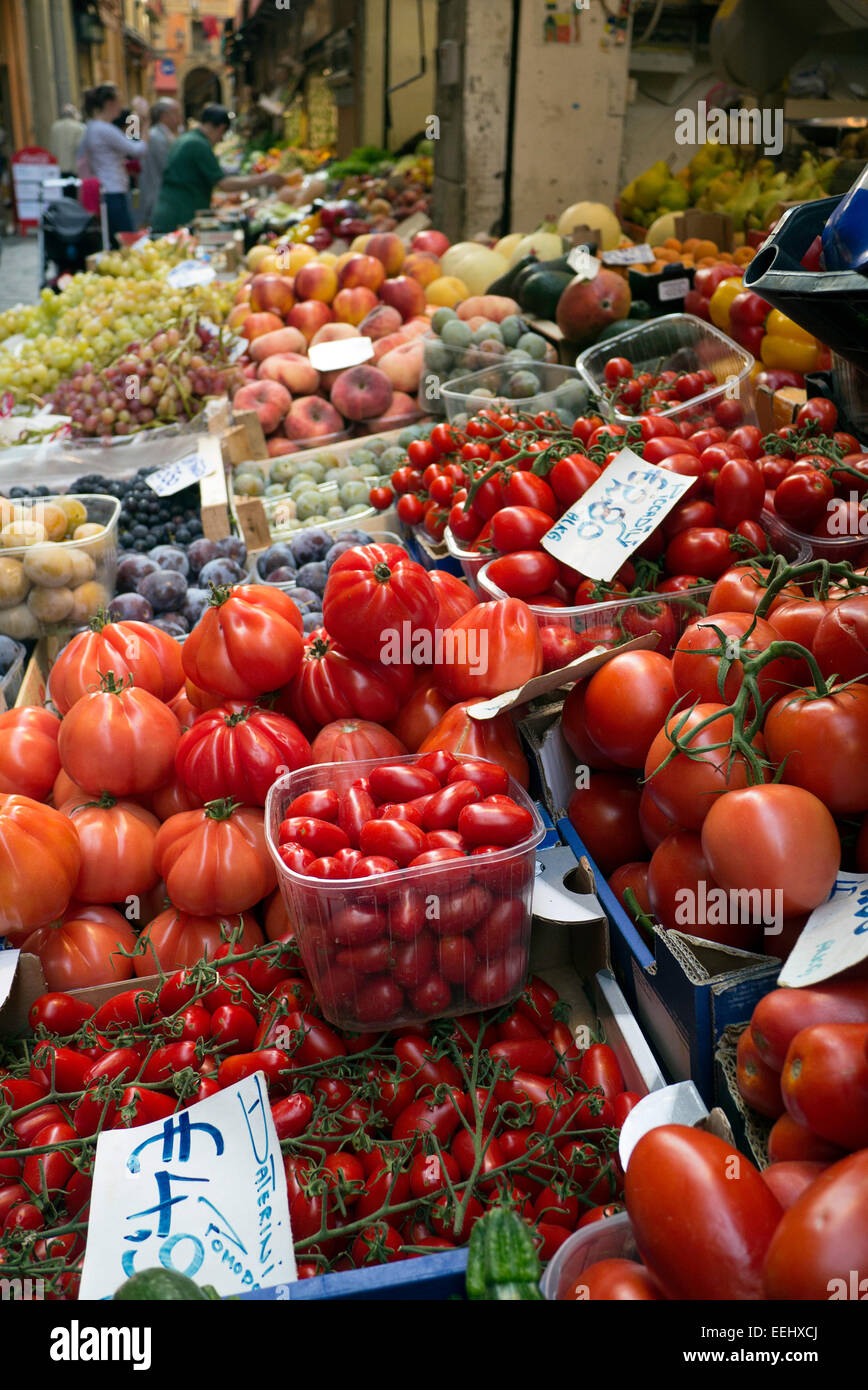 Ein Obst-Stall in Bologna, Italien. Es gibt Tomaten im Vordergrund und viele andere Arten von Früchten im Hintergrund. Stockfoto
