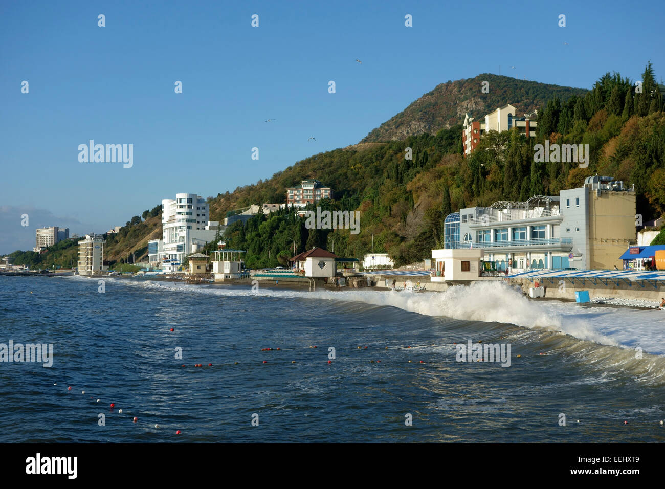 Öffentlicher Strand in Resort Stadt von Aluschta, Krim, Russland Stockfoto