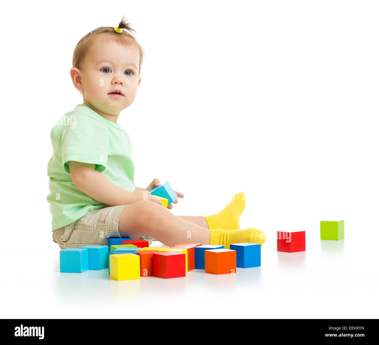 Baby spielt mit bunten Blöcken isoliert Stockfoto