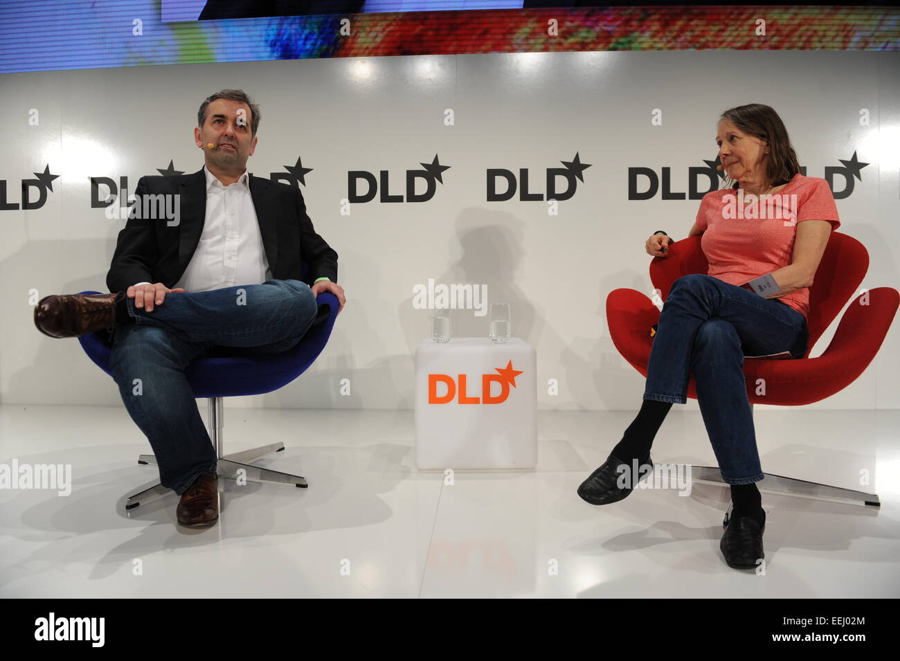 München, Deutschland. 18. Januar 2015. München/Deutschland - Januar 18: Esther Dyson (Schluckauf, r.) in Coversation mit Chad Dickerson (Etsy) auf dem Podium während der DLD15 (Digital-Life-Design) Konferenz im HVB Forum am 18. Januar 2015 in München. DLD ist ein globales Netzwerk von Innovation, Digitalisierung, Wissenschaft und Kultur, verbindet Unternehmen, kreativen und sozialen Führer, Meinungsbildnern und Einflussfaktoren für Crossover Unterhaltung und Inspiration. / Bild Allianz © Dpa/Alamy Live-Nachrichten Stockfoto