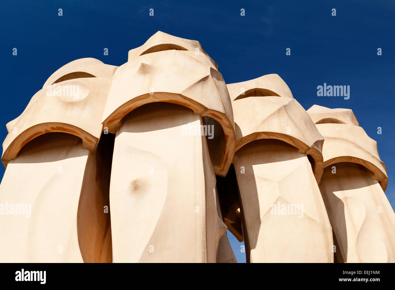 Abstrakte keramische Schornsteine auf der Dachterrasse des Hauses La Pedrera in Barcelona, Spanien. Stockfoto