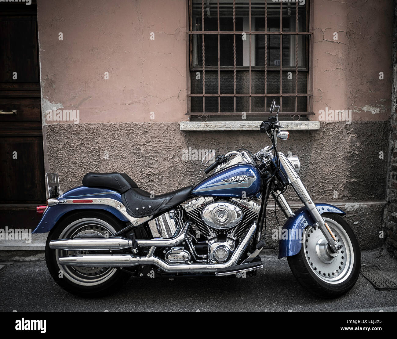 Eine blaue & Chrom Harley-Davidson "Fatboy" geparkt in einer Seitenstraße in Ferrara, Italien. Es hat einen 96 Kubikzoll-Motor mit 6 Gängen. Stockfoto