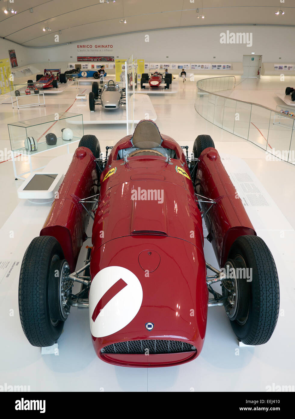 Der Ex-Juan Manuel Fangio World Championship gewann 1956 Lancia-Ferrari D50 im Museo Casa Enzo Ferrari in Modena, Italien. Stockfoto