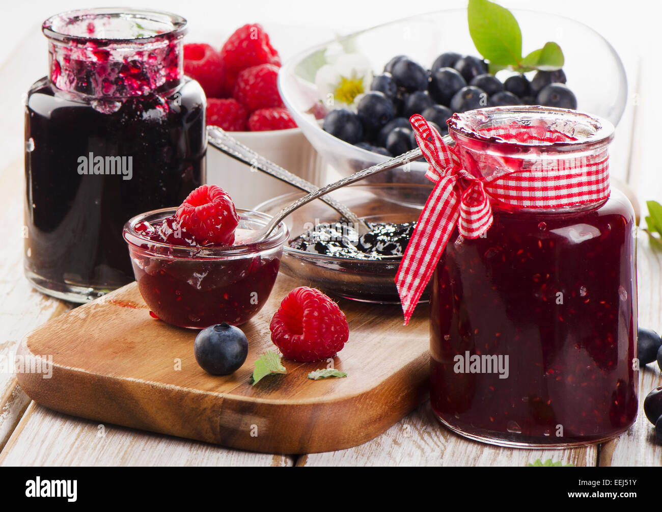 Marmelade mit frischen Beeren auf einem Holztisch. Selektiven Fokus Stockfoto