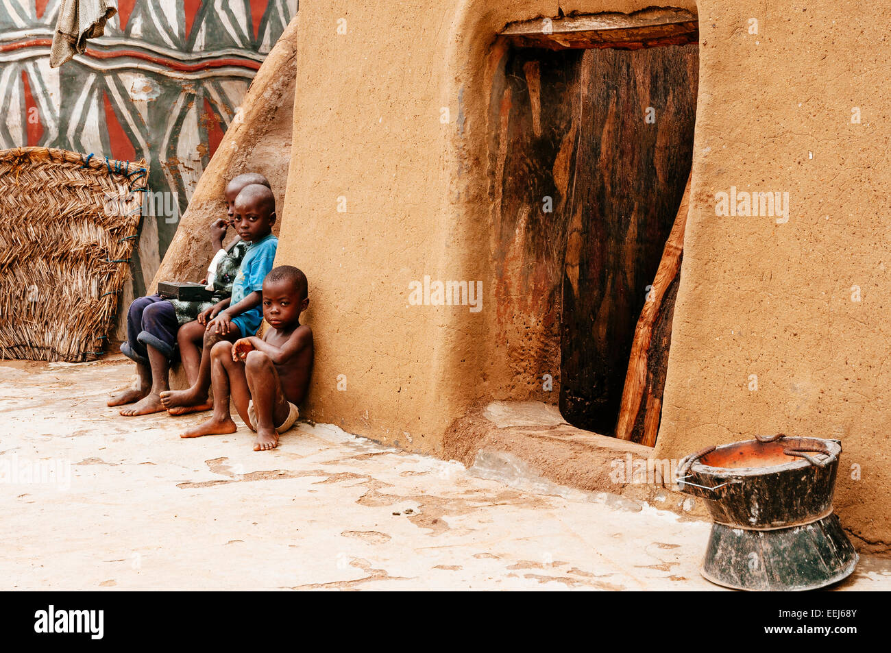 Sowie Kinder in ihrem Haus, Ghana Stockfoto
