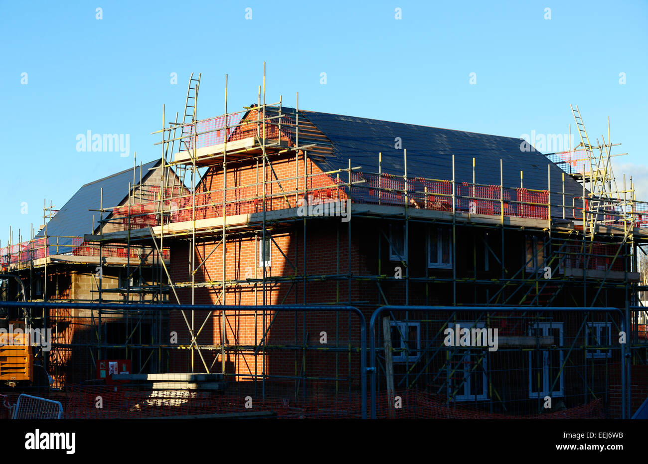 Häuser sind während der Bauphase beim Bau einer neuen Wohnanlage in der Nähe von Wokingham, Berkshire, England Januar 2015 gesehen. Stockfoto