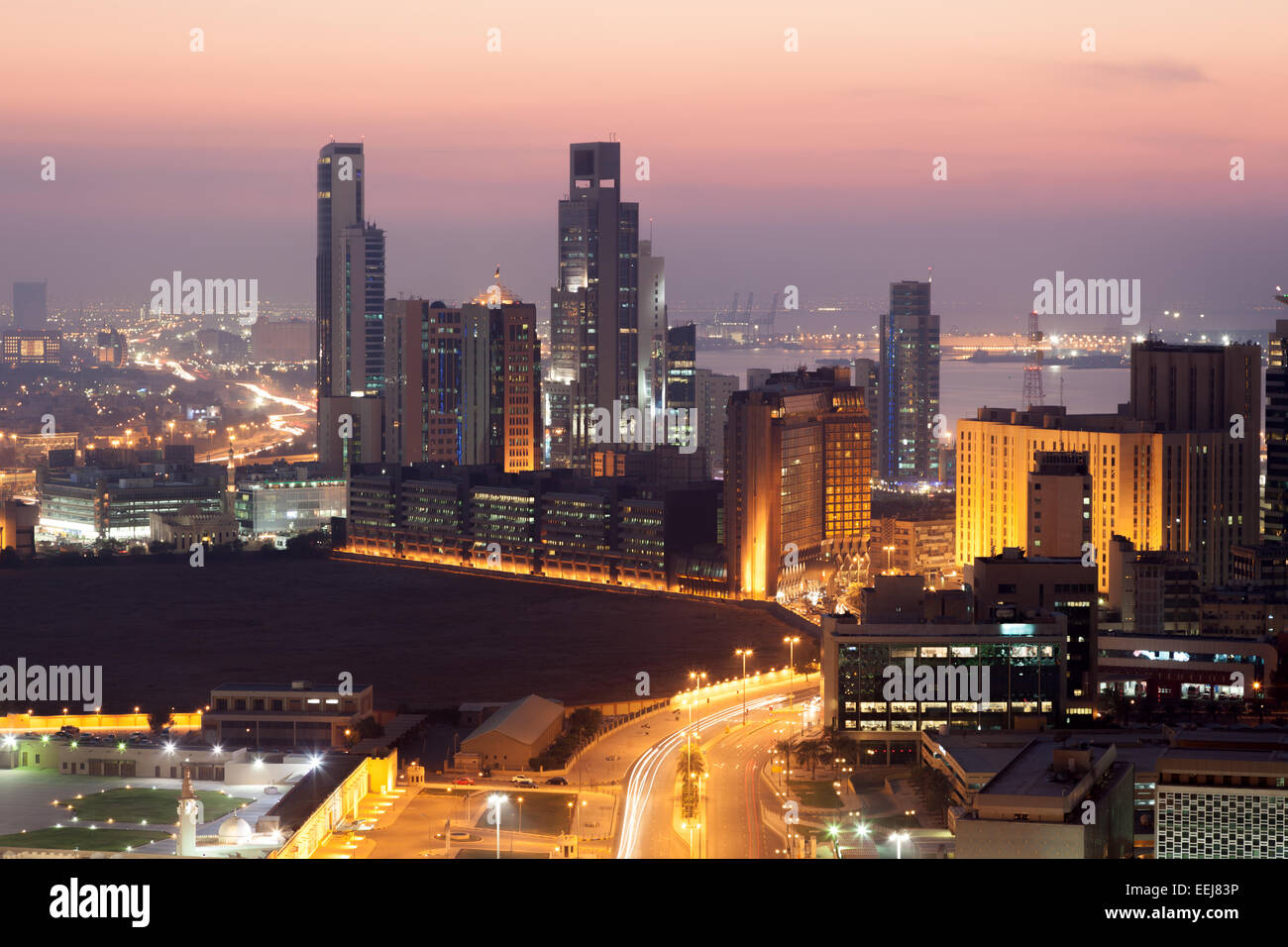 Blick auf Kuwait-Stadt bei Nacht, Nahost Stockfoto