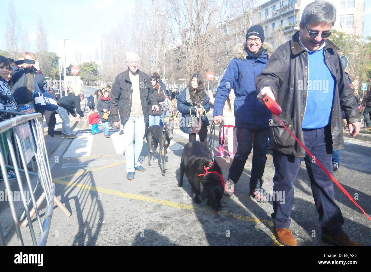 Barcelona, Spanien. 18. Januar 2015. Sant Antoni Abad, Schutzpatron der Tiere (Sant Cugat, Barcelona, Spanien, 18. Januar 2015) eine Tradition in welche alle Arten von Tieren werden gebracht, um gesegnet zu werden.  Hunde und Besitzer Credit: Monica Condeminas/Alamy Live News Stockfoto