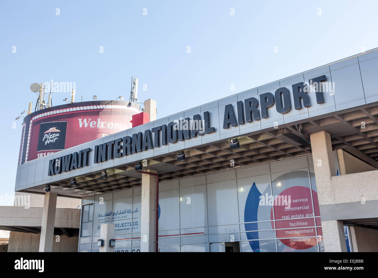 Außenseite des Kuwait International Airport Stockfoto