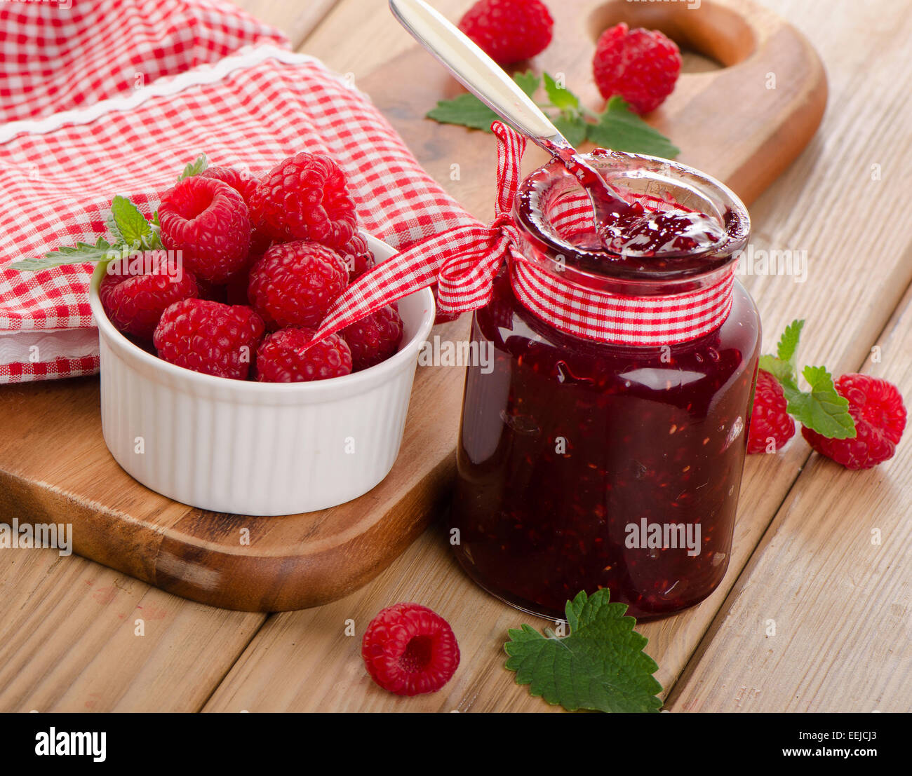 Glas Marmelade mit frischen Himbeeren. Selektiven Fokus Stockfoto