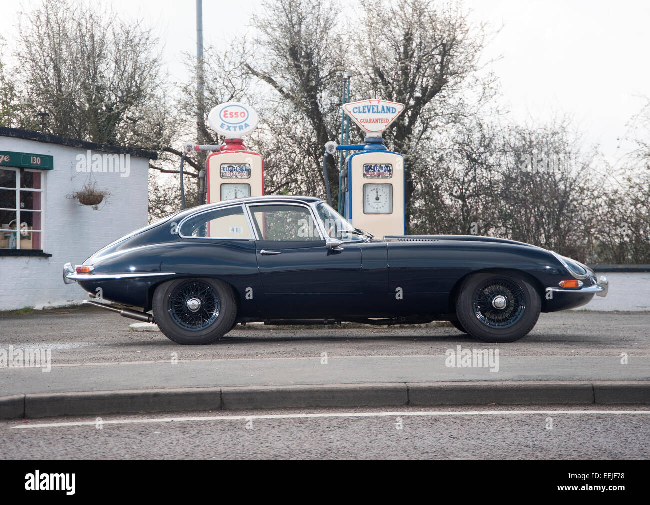 E-Type Jaguar 4.2 Serie 1 (1964-1968) "Das schönste Auto der Welt" britischen Sportwagen in einer Periode Tankstelle Stockfoto