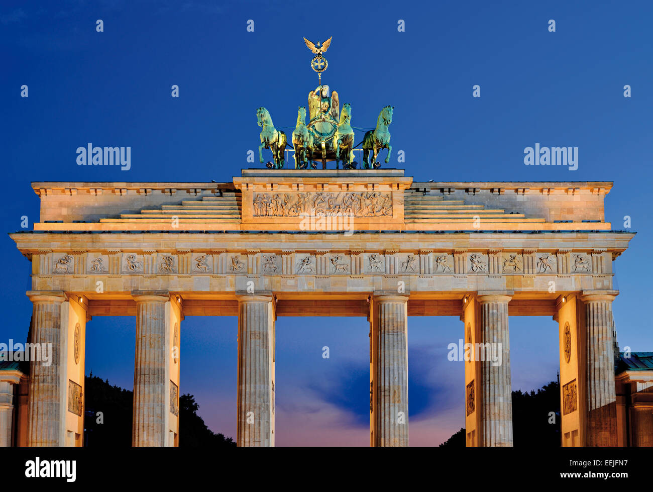 Deutschland, Berlin: Nachtaktiv und detaillierte Blick auf das historische Stadttor Brandenburger Tor mit der Quadriga an der Spitze Stockfoto