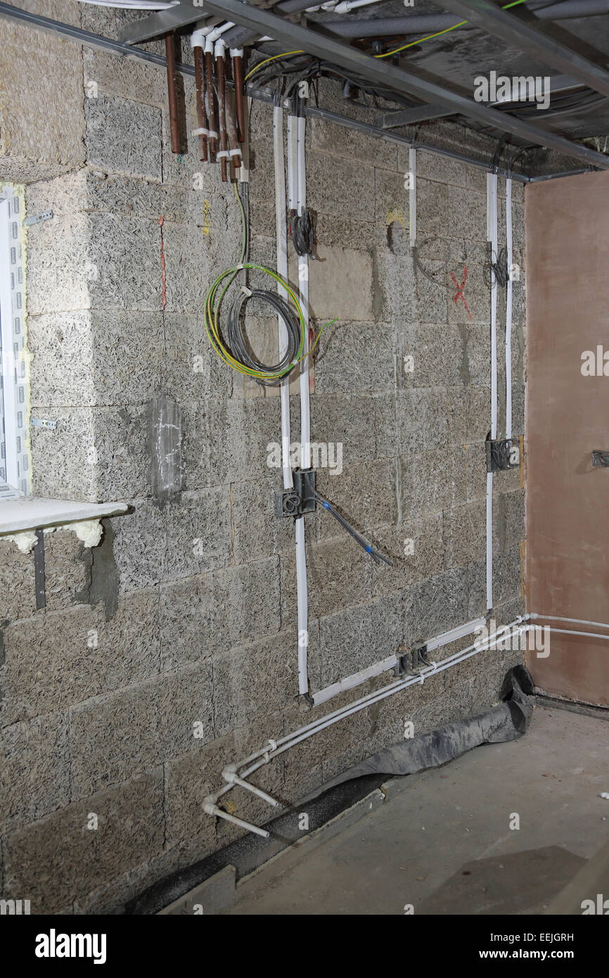 Elektro- und Sanitär Installation auf das Innere eines neuen Wohnhauses gebaut, mit Holzfasern Blöcke Stockfoto