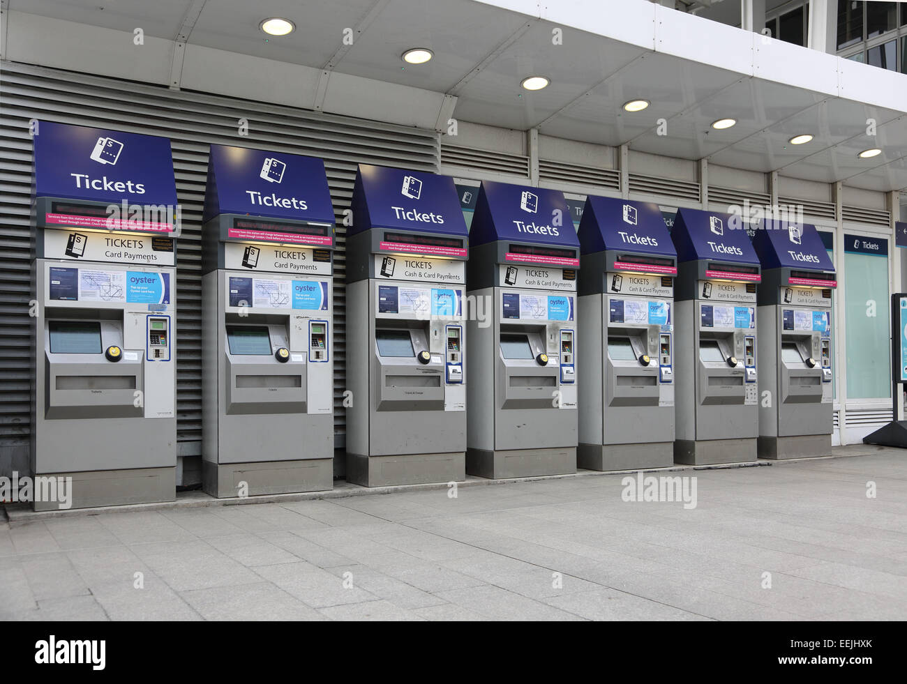 Outdoor-Fahrkartenautomaten am Bahnhof London Bridge Stockfoto