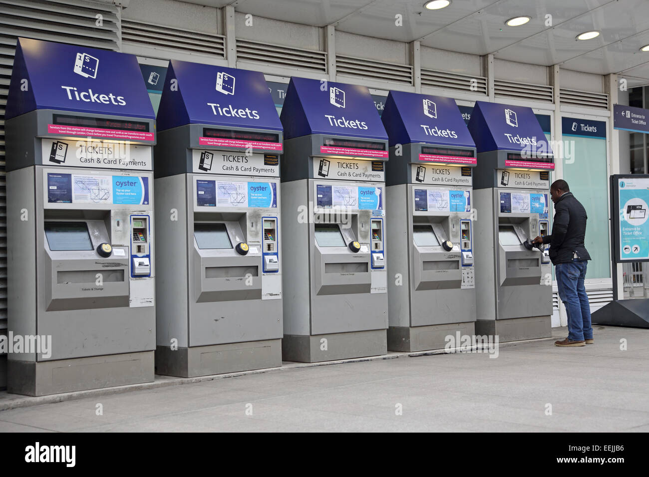 Ein Passagier verwendet eine von 5 Fahrkartenautomaten am Bahnhof London Bridge Stockfoto