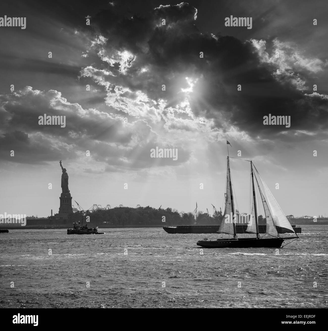 Statue of Liberty von Manhattan und New York Segelboot Sonnenuntergang U.S. Stockfoto