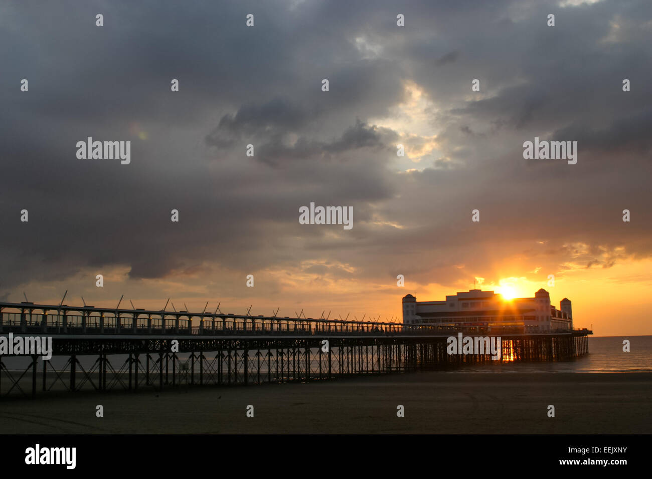 Weston Super Mare Strand und Pier bei Sonnenuntergang Stockfoto